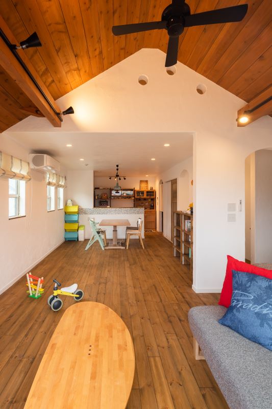 板張り天井で木のぬくもりを感じる