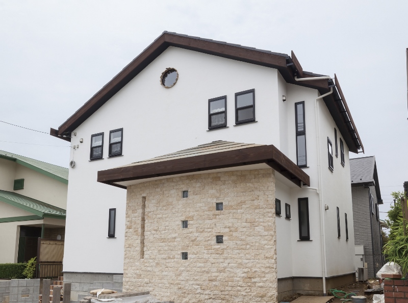 新築住宅施工事例（町田市　天然石で造られたアールの壁が素敵な家）