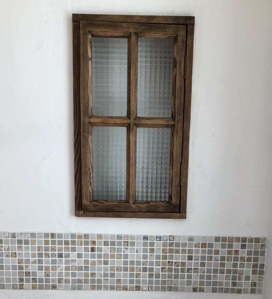 チェッカーガラスの小窓