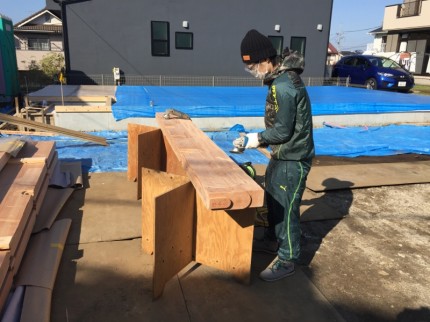 木材を削る作業